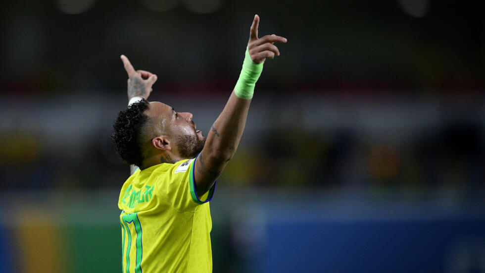 Neymar mottar Brasil FAs rekordstore trøye med 79 mål